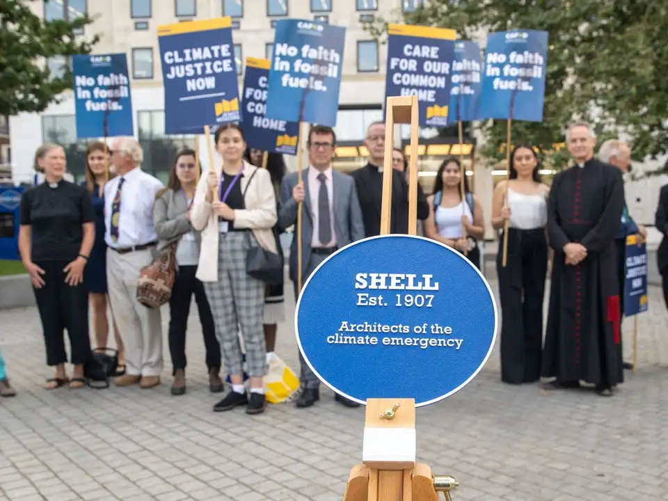UK - Westminster - Fossil fuel companies presented with climate blue plaques
