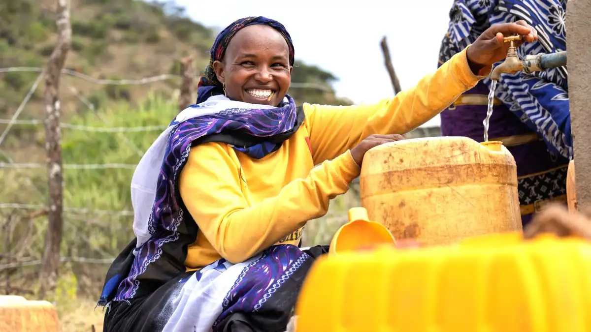 42061 - Waré collecting water