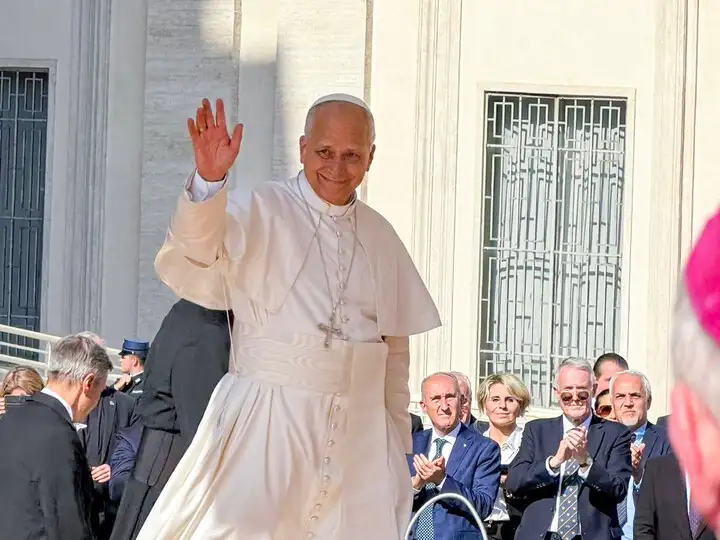 Pope Leo waving.jpg