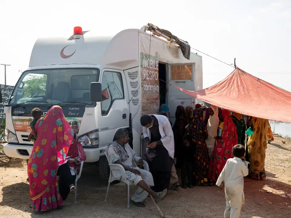 Pakistan floods: Mobile health units