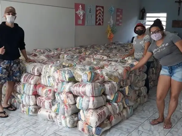 Coronavirus covid Brazil volunteers distributing food to favelas
