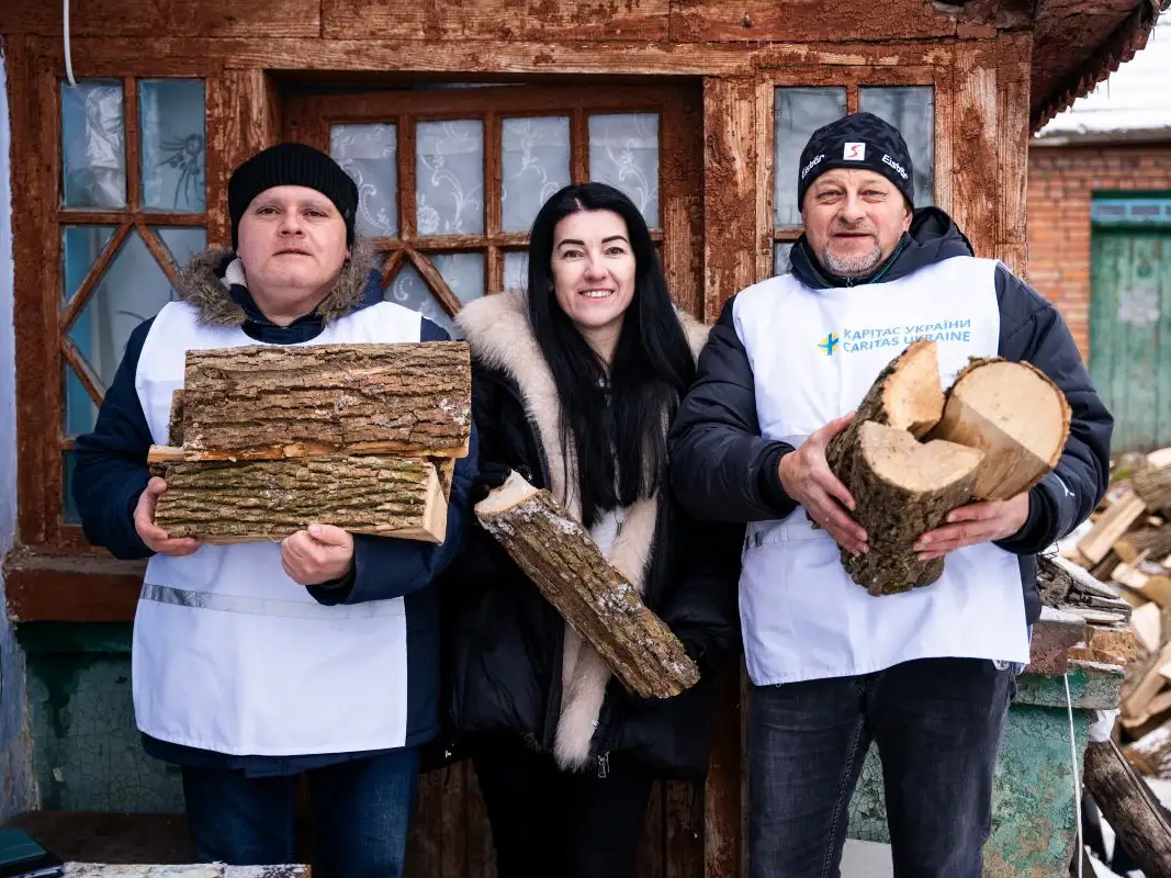37191 - Caritas Ukraine distributing firewood