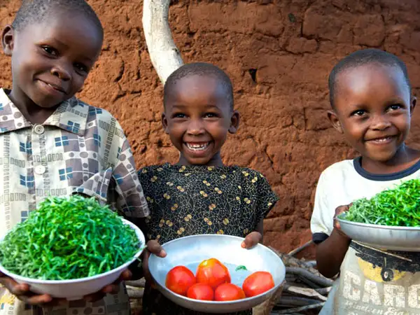 Kenya---children-with-food-@n57312.jpg