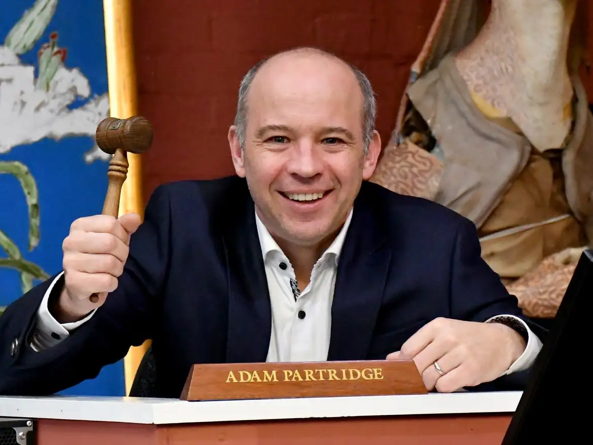 ‘Flog It!’ presenter brings ‘Cash in the Attic’ skills to Peak District