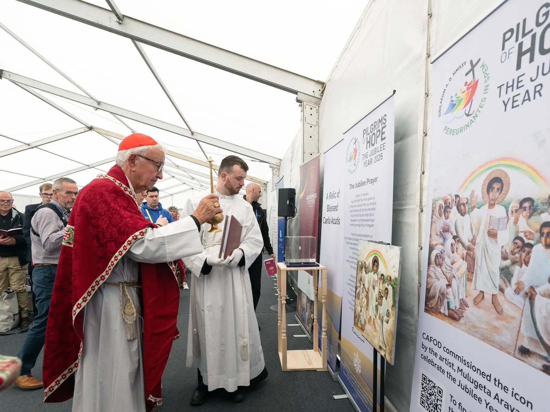 Cardinal Nichols blessing the Jubilee icon