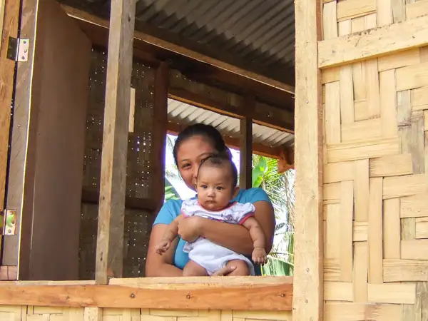 Asia - Philippines - rebuilding after Typhoon Haiyan shelter