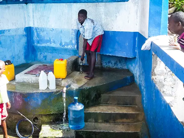 Caribbean -Haiti- Children collecting water Bariadel